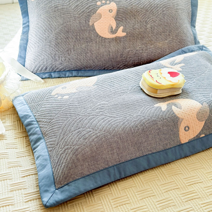 91家纺网 家纺一手货源 找家纺 姝辰 2026新款卡通儿童三层纱提花枕套全棉乳胶枕头套 大鱼蓝