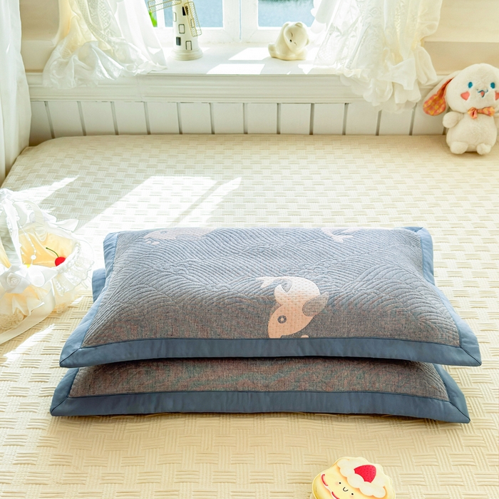 91家纺网 家纺一手货源 找家纺 姝辰 2026新款卡通儿童三层纱提花枕套全棉乳胶枕头套 大鱼蓝