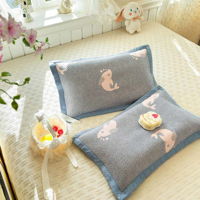 91家纺网 家纺一手货源 找家纺 姝辰 2026新款卡通儿童三层纱提花枕套全棉乳胶枕头套 大鱼蓝