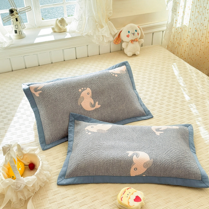 91家纺网 家纺一手货源 找家纺 姝辰 2026新款卡通儿童三层纱提花枕套全棉乳胶枕头套 大鱼蓝