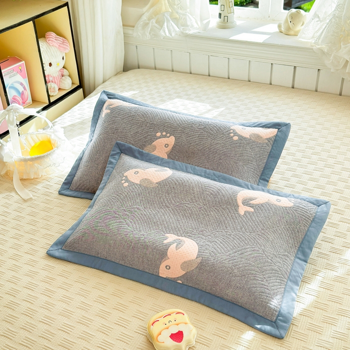 91家纺网 家纺一手货源 找家纺 姝辰 2026新款卡通儿童三层纱提花枕套全棉乳胶枕头套 大鱼蓝
