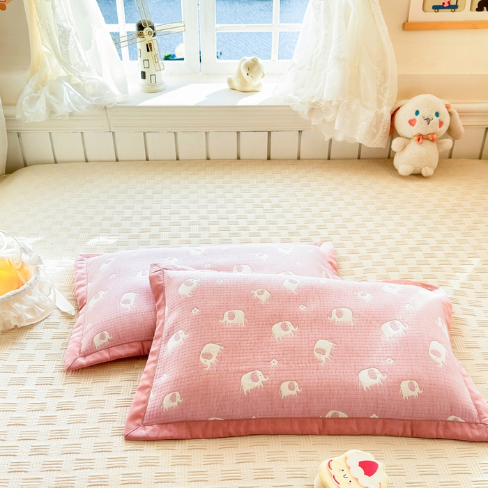 91家纺网 家纺一手货源 找家纺 姝辰 2026新款卡通儿童三层纱提花枕套全棉乳胶枕头套 粉象象