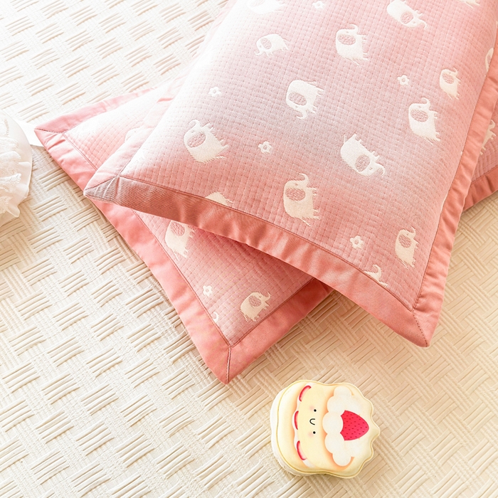 91家纺网 家纺一手货源 找家纺 姝辰 2026新款卡通儿童三层纱提花枕套全棉乳胶枕头套 粉象象