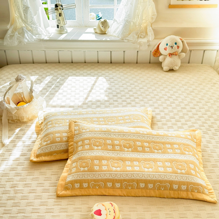 91家纺网 家纺一手货源 找家纺 姝辰 2026新款卡通儿童三层纱提花枕套全棉乳胶枕头套 黄熊香草