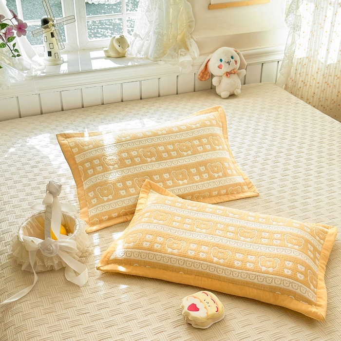 91家纺网 家纺一手货源 找家纺 姝辰 2026新款卡通儿童三层纱提花枕套全棉乳胶枕头套 黄熊香草