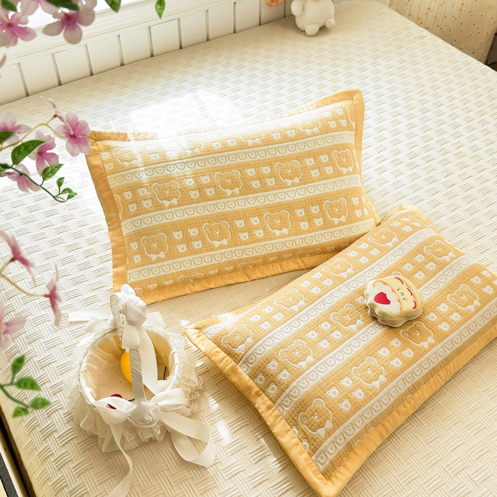 91家纺网 家纺一手货源 找家纺 姝辰 2026新款卡通儿童三层纱提花枕套全棉乳胶枕头套 黄熊香草