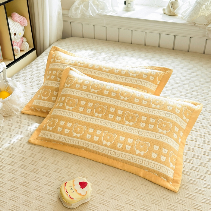 91家纺网 家纺一手货源 找家纺 姝辰 2026新款卡通儿童三层纱提花枕套全棉乳胶枕头套 黄熊香草
