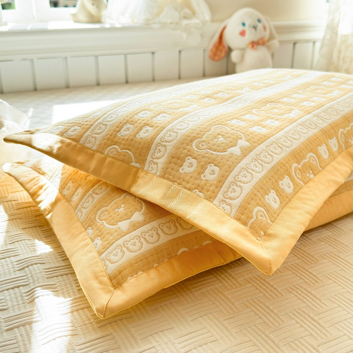 91家纺网 家纺一手货源 找家纺 姝辰 2026新款卡通儿童三层纱提花枕套全棉乳胶枕头套 黄熊香草