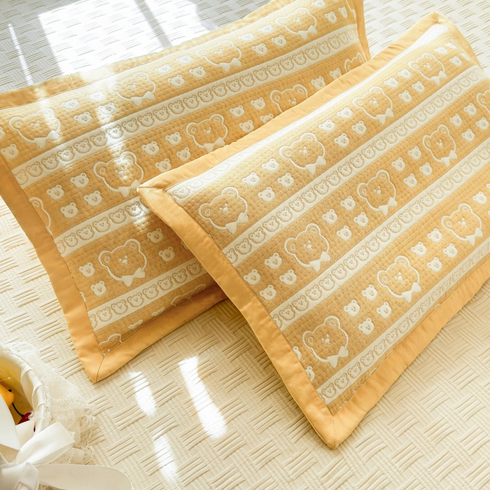 91家纺网 家纺一手货源 找家纺 姝辰 2026新款卡通儿童三层纱提花枕套全棉乳胶枕头套 黄熊香草