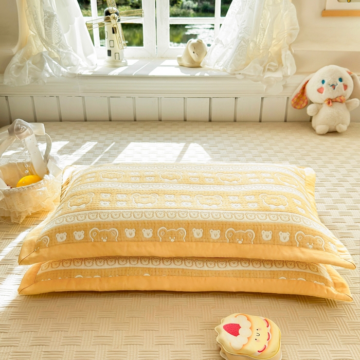 91家纺网 家纺一手货源 找家纺 姝辰 2026新款卡通儿童三层纱提花枕套全棉乳胶枕头套 黄熊香草