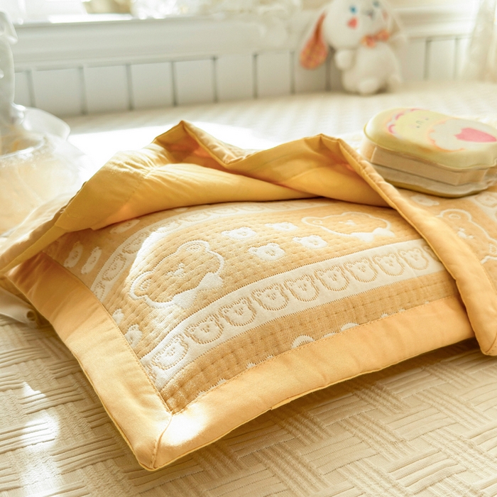 91家纺网 家纺一手货源 找家纺 姝辰 2026新款卡通儿童三层纱提花枕套全棉乳胶枕头套 黄熊香草