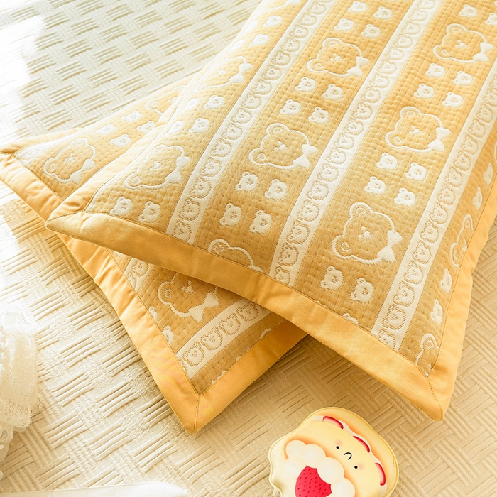 91家纺网 家纺一手货源 找家纺 姝辰 2026新款卡通儿童三层纱提花枕套全棉乳胶枕头套 黄熊香草