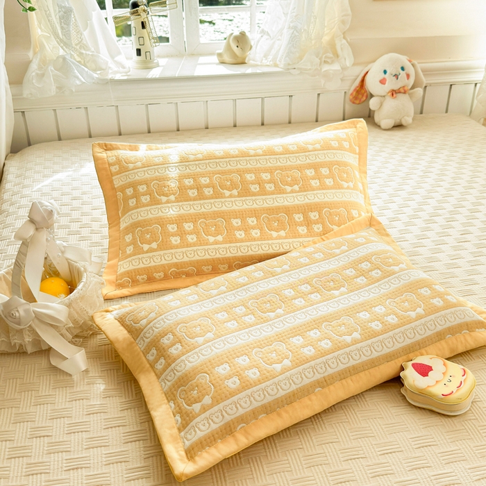 91家纺网 家纺一手货源 找家纺 姝辰 2026新款卡通儿童三层纱提花枕套全棉乳胶枕头套 黄熊香草