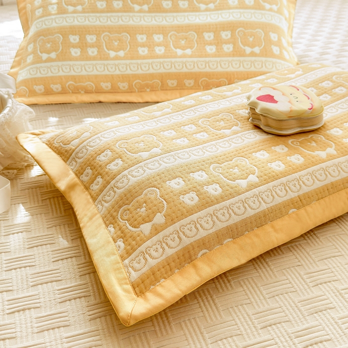 91家纺网 家纺一手货源 找家纺 姝辰 2026新款卡通儿童三层纱提花枕套全棉乳胶枕头套 黄熊香草