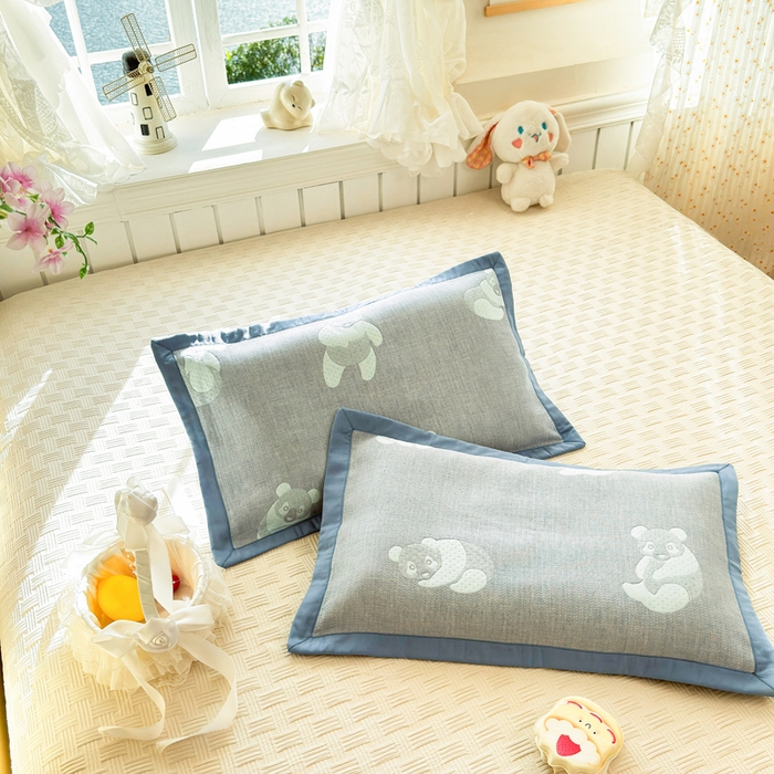 91家纺网 家纺一手货源 找家纺 姝辰 2026新款卡通儿童三层纱提花枕套全棉乳胶枕头套 可爱熊蓝