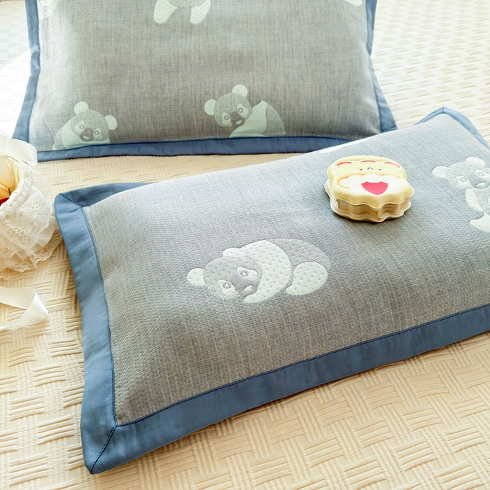 91家纺网 家纺一手货源 找家纺 姝辰 2026新款卡通儿童三层纱提花枕套全棉乳胶枕头套 可爱熊蓝