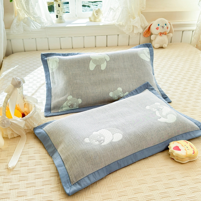 91家纺网 家纺一手货源 找家纺 姝辰 2026新款卡通儿童三层纱提花枕套全棉乳胶枕头套 可爱熊蓝