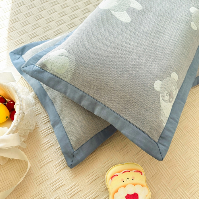 91家纺网 家纺一手货源 找家纺 姝辰 2026新款卡通儿童三层纱提花枕套全棉乳胶枕头套 可爱熊蓝