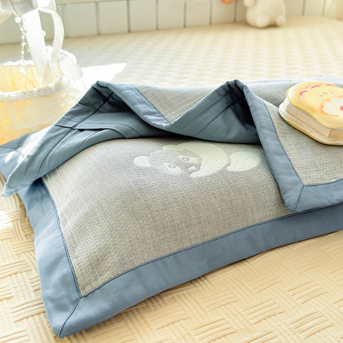 91家纺网 家纺一手货源 找家纺 姝辰 2026新款卡通儿童三层纱提花枕套全棉乳胶枕头套 可爱熊蓝