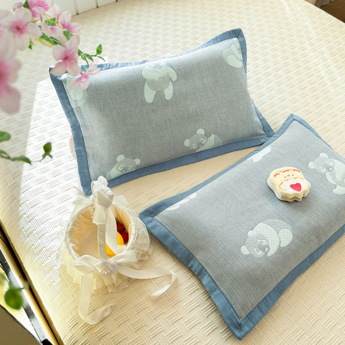 91家纺网 家纺一手货源 找家纺 姝辰 2026新款卡通儿童三层纱提花枕套全棉乳胶枕头套 可爱熊蓝