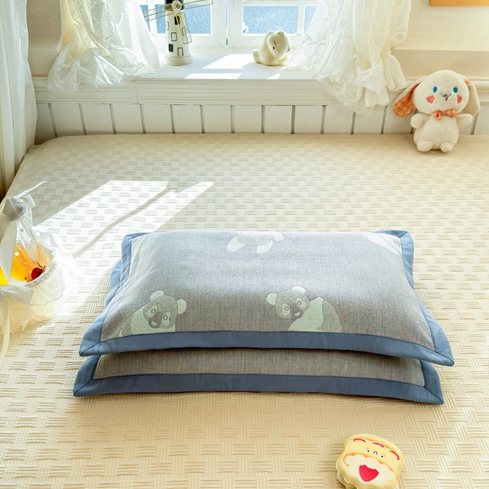 91家纺网 家纺一手货源 找家纺 姝辰 2026新款卡通儿童三层纱提花枕套全棉乳胶枕头套 可爱熊蓝