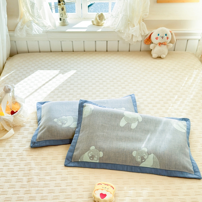 91家纺网 家纺一手货源 找家纺 姝辰 2026新款卡通儿童三层纱提花枕套全棉乳胶枕头套 可爱熊蓝