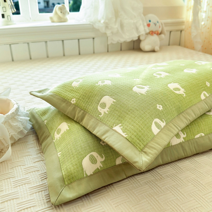 91家纺网 家纺一手货源 找家纺 姝辰 2026新款卡通儿童三层纱提花枕套全棉乳胶枕头套 绿象象