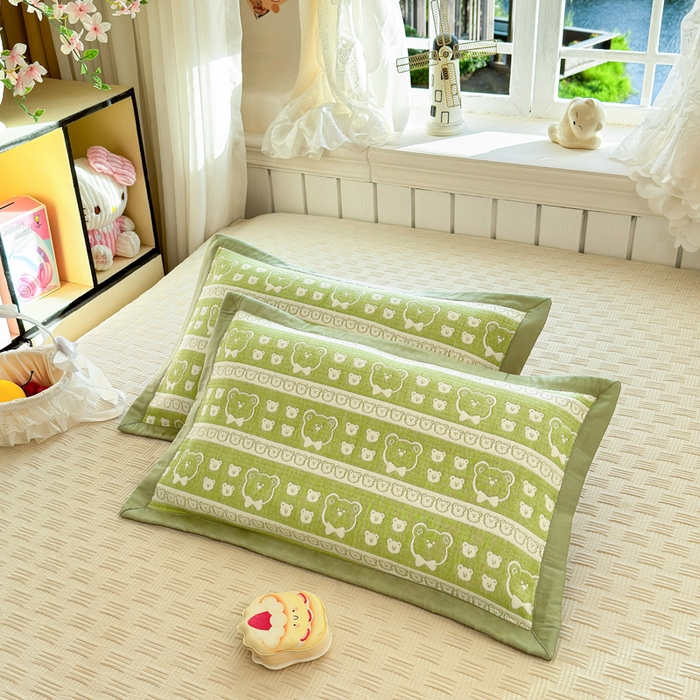 91家纺网 家纺一手货源 找家纺 姝辰 2026新款卡通儿童三层纱提花枕套全棉乳胶枕头套 熊头抹茶