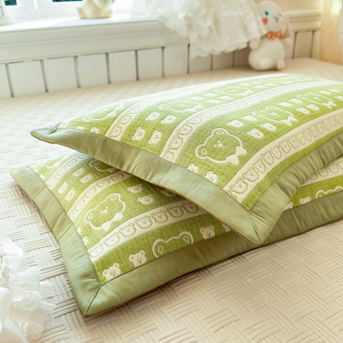 91家纺网 家纺一手货源 找家纺 姝辰 2026新款卡通儿童三层纱提花枕套全棉乳胶枕头套 熊头抹茶