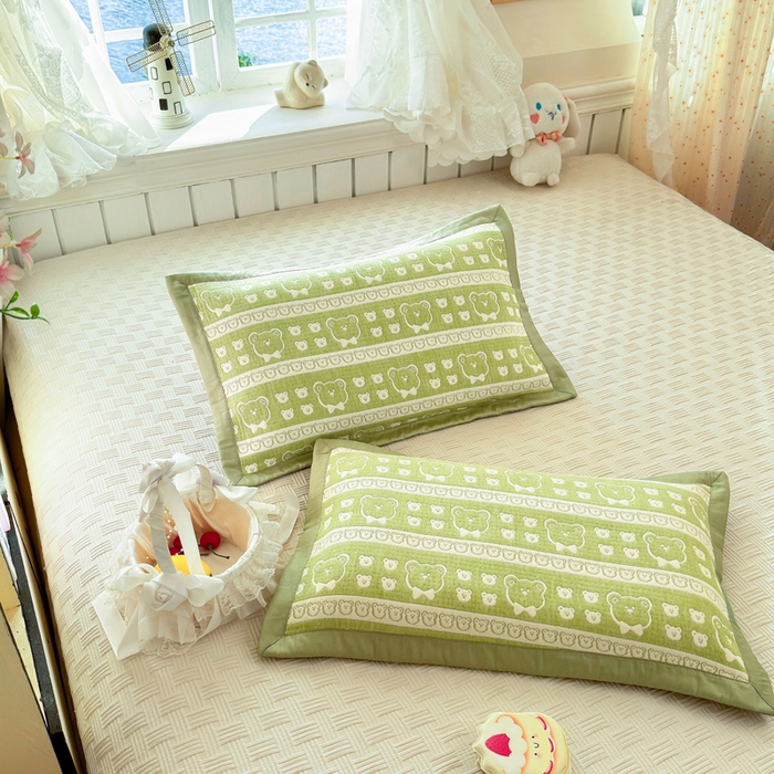 91家纺网 家纺一手货源 找家纺 姝辰 2026新款卡通儿童三层纱提花枕套全棉乳胶枕头套 熊头抹茶