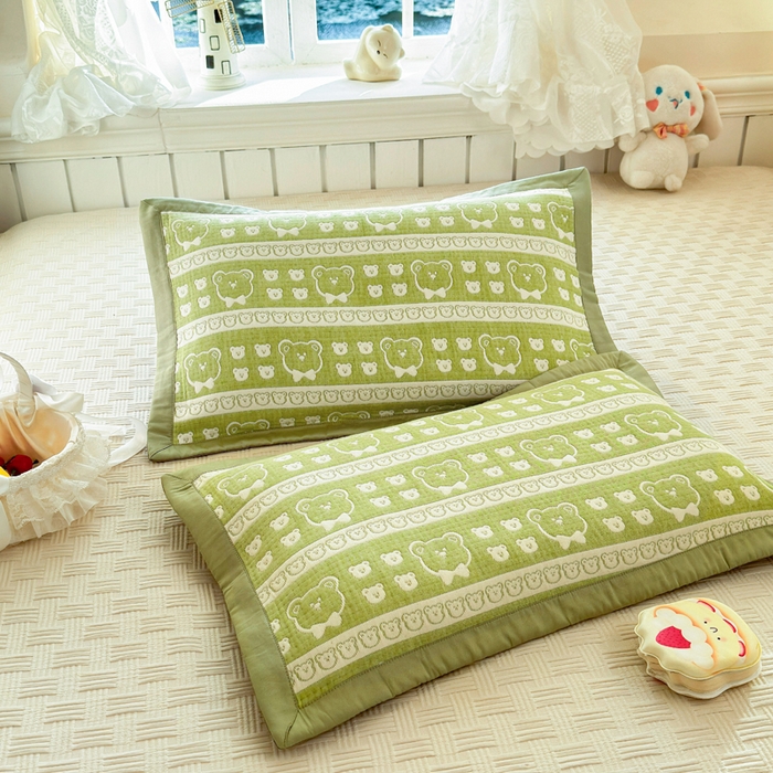 91家纺网 家纺一手货源 找家纺 姝辰 2026新款卡通儿童三层纱提花枕套全棉乳胶枕头套 熊头抹茶