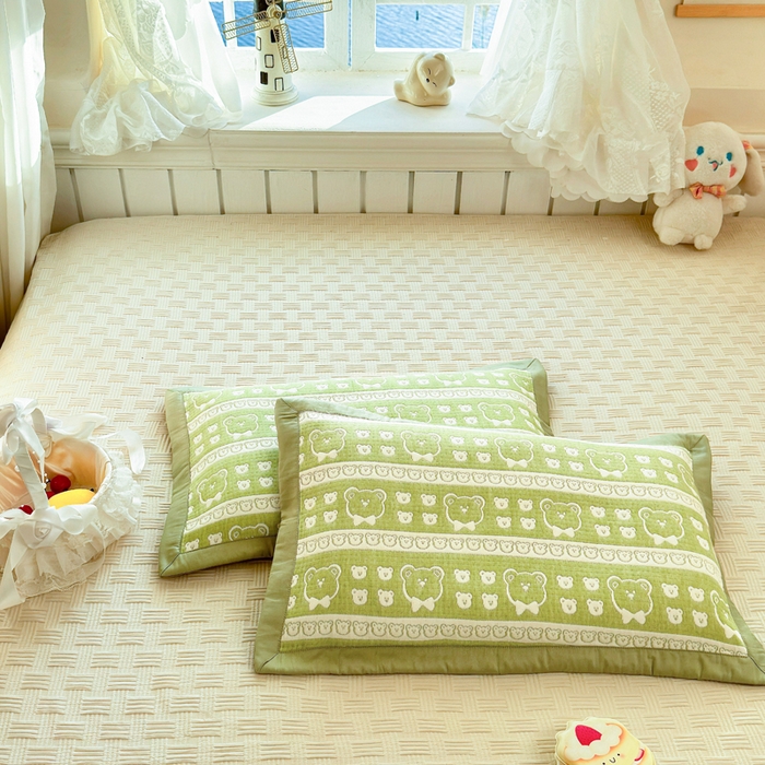 91家纺网 家纺一手货源 找家纺 姝辰 2026新款卡通儿童三层纱提花枕套全棉乳胶枕头套 熊头抹茶