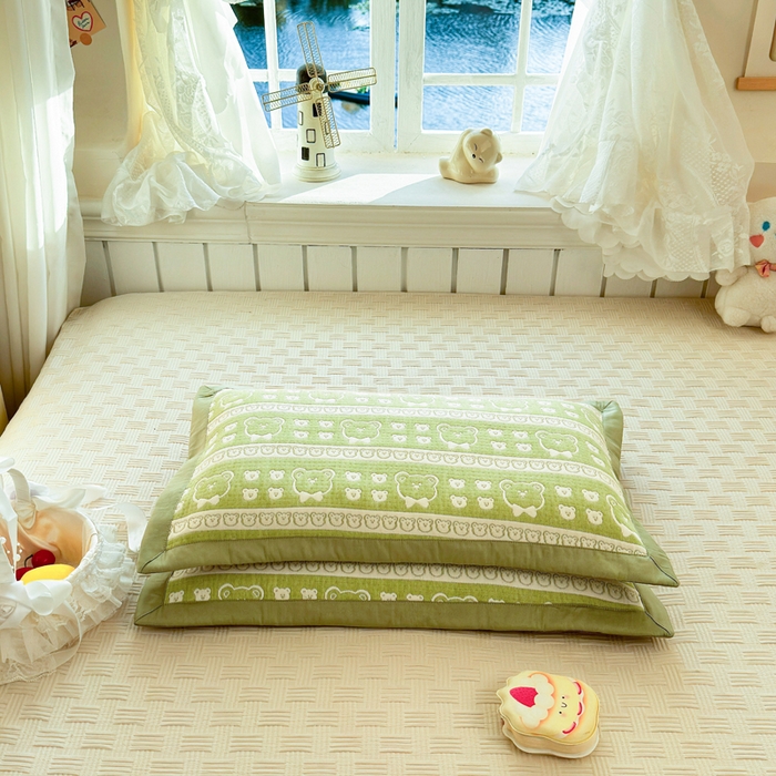 91家纺网 家纺一手货源 找家纺 姝辰 2026新款卡通儿童三层纱提花枕套全棉乳胶枕头套 熊头抹茶