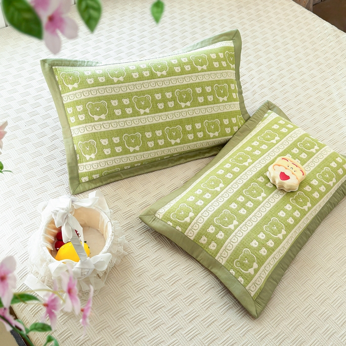 91家纺网 家纺一手货源 找家纺 姝辰 2026新款卡通儿童三层纱提花枕套全棉乳胶枕头套 熊头抹茶