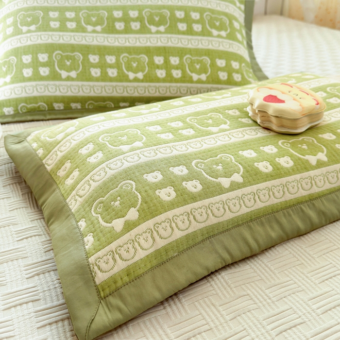 91家纺网 家纺一手货源 找家纺 姝辰 2026新款卡通儿童三层纱提花枕套全棉乳胶枕头套 熊头抹茶