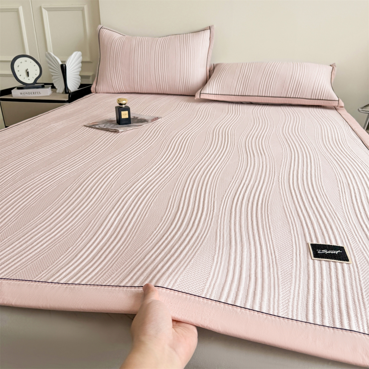 91家纺网 家纺一手货源 找家纺 耐思家纺 2026新款A类高克重三明治复合乙纶提花冰豆豆凉席床笠小蛮腰系列（提供买家秀） 小蛮腰-粉床席款