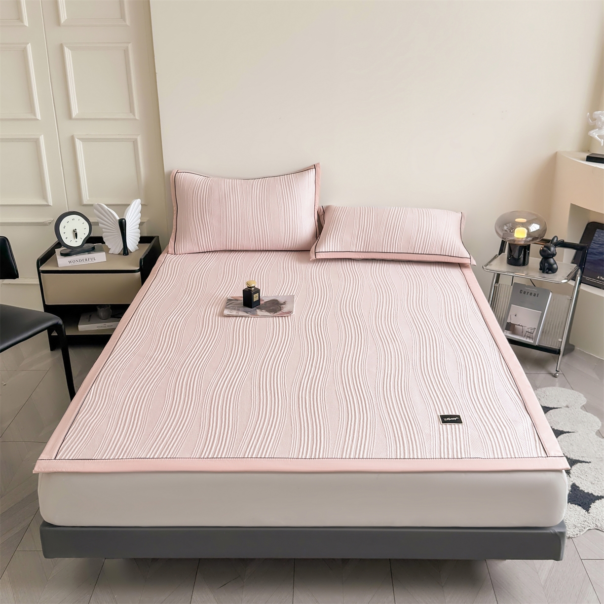 91家纺网 家纺一手货源 找家纺 耐思家纺 2026新款A类高克重三明治复合乙纶提花冰豆豆凉席床笠小蛮腰系列（提供买家秀） 小蛮腰-粉床席款