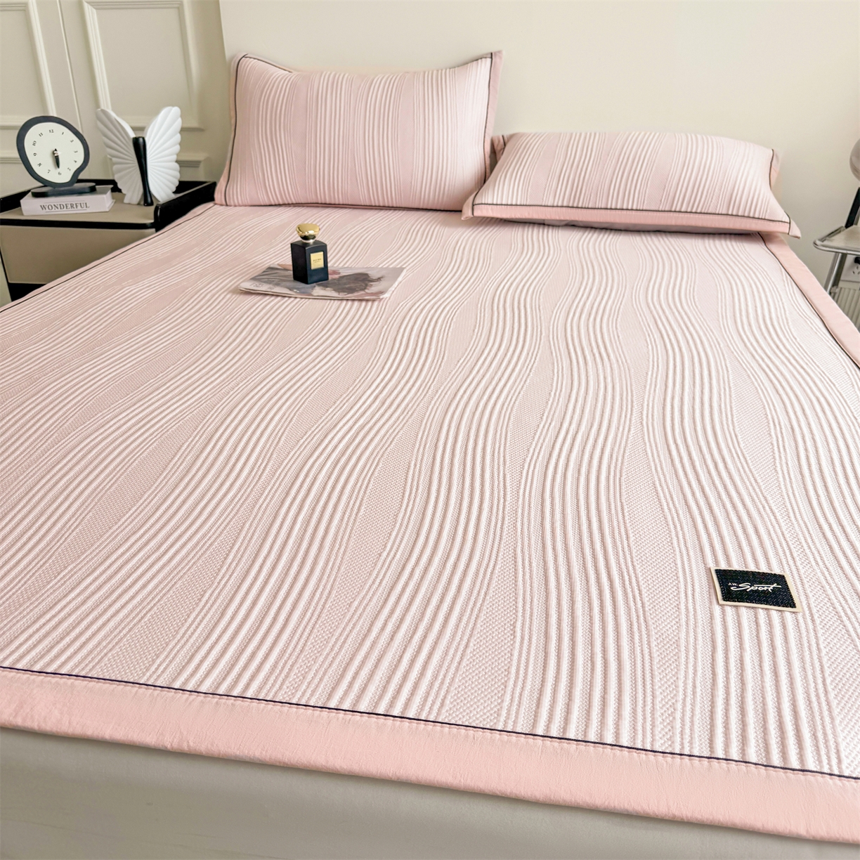 91家纺网 家纺一手货源 找家纺 耐思家纺 2026新款A类高克重三明治复合乙纶提花冰豆豆凉席床笠小蛮腰系列（提供买家秀） 小蛮腰-粉床席款