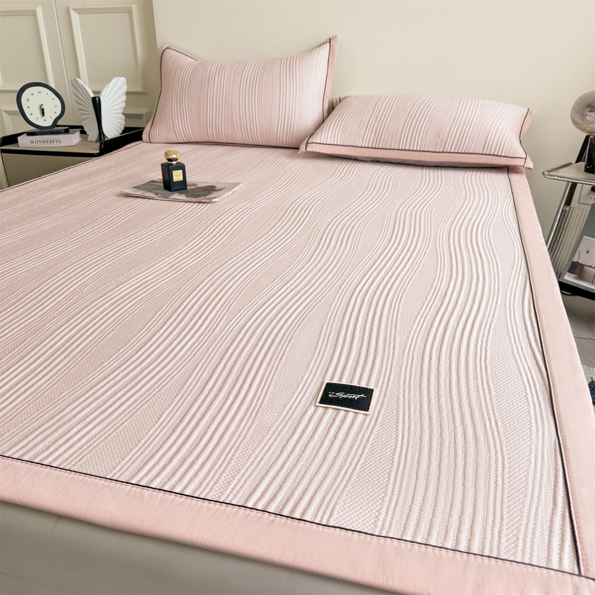 91家纺网 家纺一手货源 找家纺 耐思家纺 2026新款A类高克重三明治复合乙纶提花冰豆豆凉席床笠小蛮腰系列（提供买家秀） 小蛮腰-粉床席款