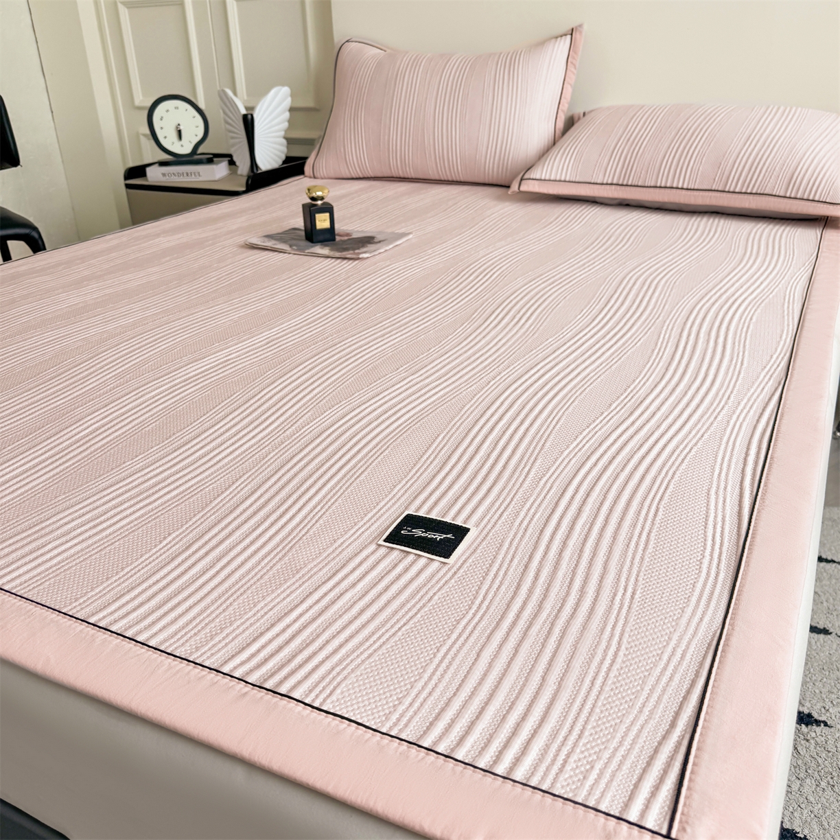 91家纺网 家纺一手货源 找家纺 耐思家纺 2026新款A类高克重三明治复合乙纶提花冰豆豆凉席床笠小蛮腰系列（提供买家秀） 小蛮腰-粉床席款