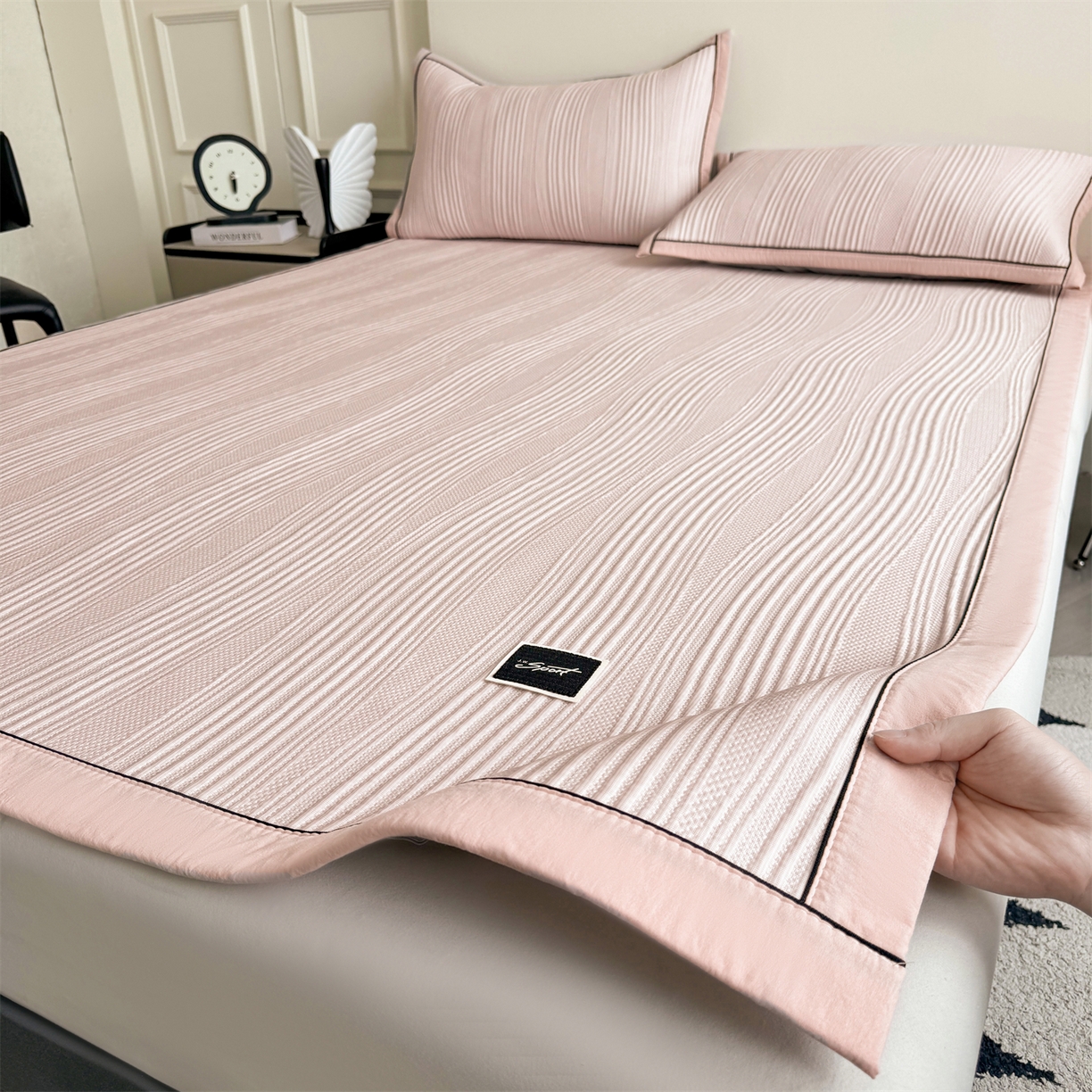 91家纺网 家纺一手货源 找家纺 耐思家纺 2026新款A类高克重三明治复合乙纶提花冰豆豆凉席床笠小蛮腰系列（提供买家秀） 小蛮腰-粉床席款