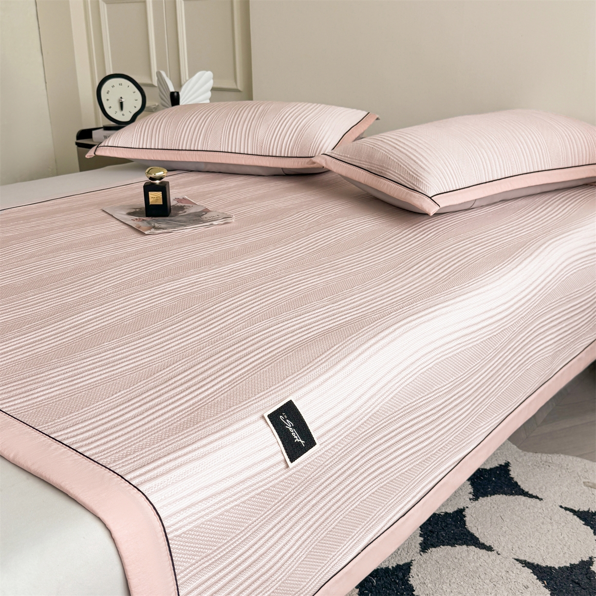 91家纺网 家纺一手货源 找家纺 耐思家纺 2026新款A类高克重三明治复合乙纶提花冰豆豆凉席床笠小蛮腰系列（提供买家秀） 小蛮腰-粉床席款