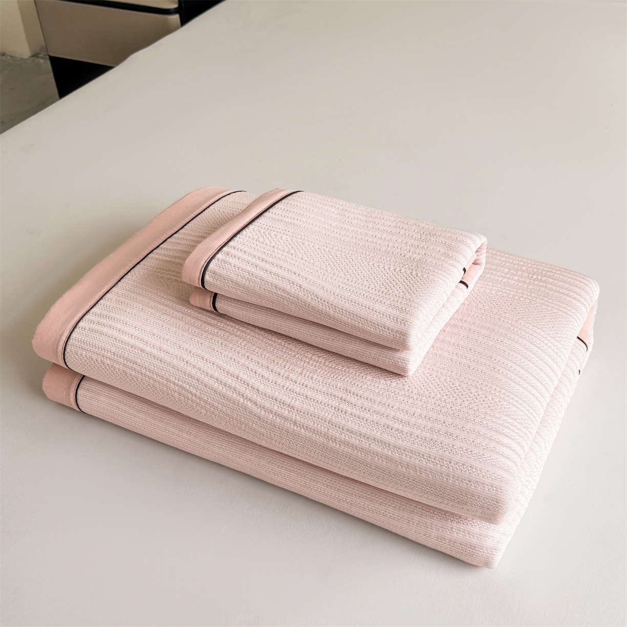 91家纺网 家纺一手货源 找家纺 耐思家纺 2026新款A类高克重三明治复合乙纶提花冰豆豆凉席床笠小蛮腰系列（提供买家秀） 小蛮腰-粉床席款