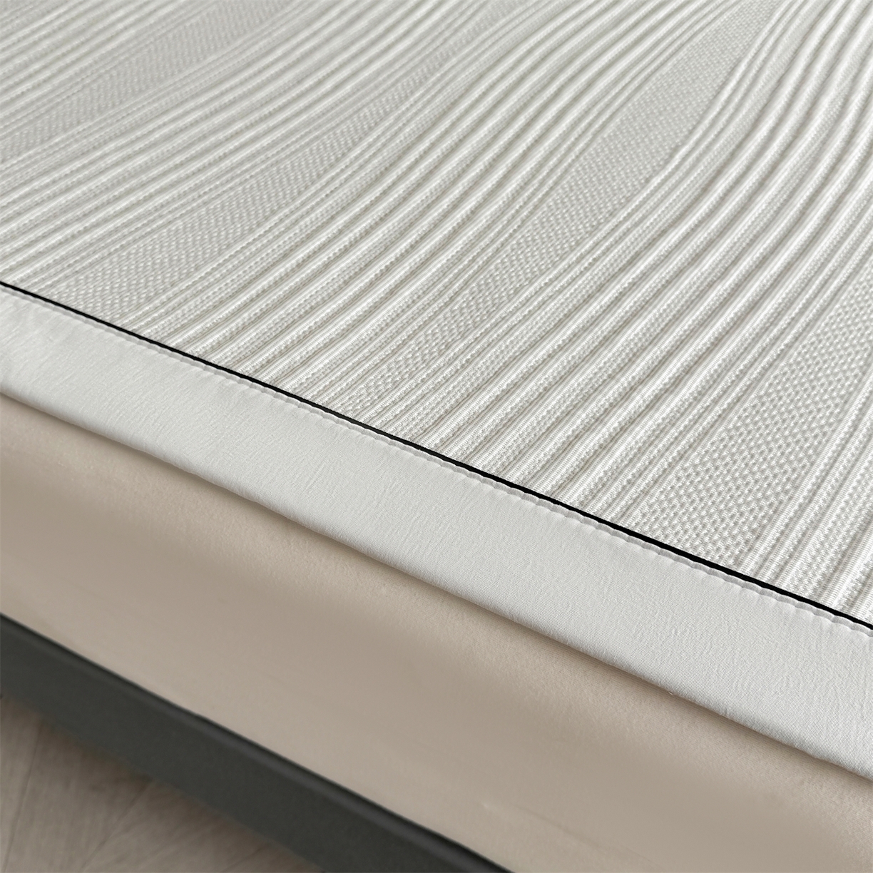 91家纺网 家纺一手货源 找家纺 耐思家纺 2026新款A类高克重三明治复合乙纶提花冰豆豆凉席床笠小蛮腰系列（提供买家秀） 小蛮腰-灰床席款