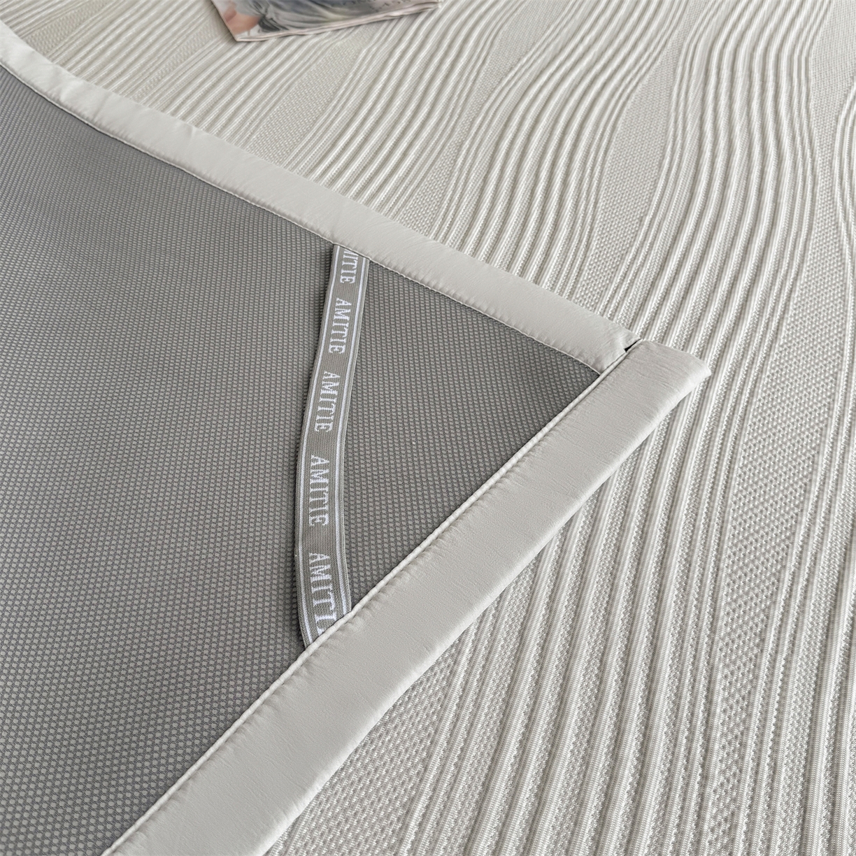 91家纺网 家纺一手货源 找家纺 耐思家纺 2026新款A类高克重三明治复合乙纶提花冰豆豆凉席床笠小蛮腰系列（提供买家秀） 小蛮腰-灰床席款