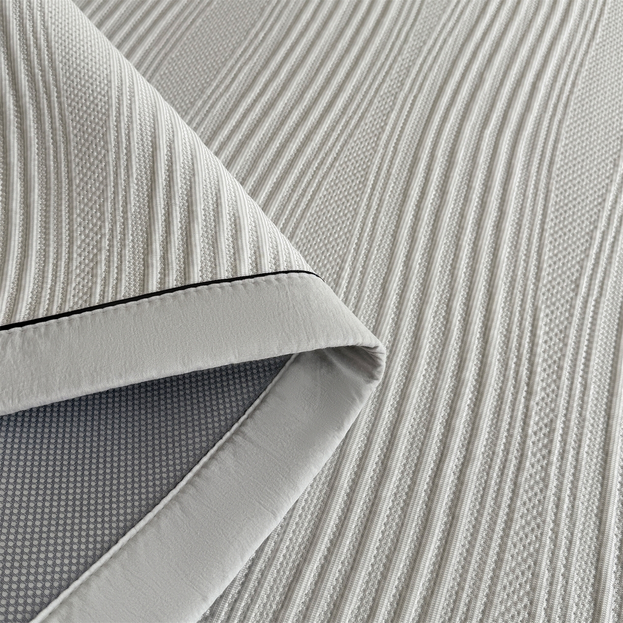 91家纺网 家纺一手货源 找家纺 耐思家纺 2026新款A类高克重三明治复合乙纶提花冰豆豆凉席床笠小蛮腰系列（提供买家秀） 小蛮腰-灰床席款