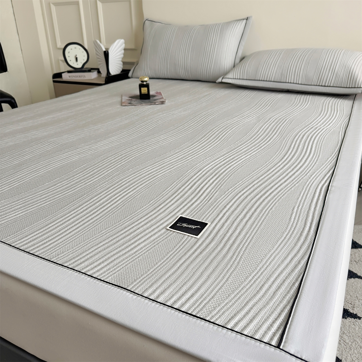 91家纺网 家纺一手货源 找家纺 耐思家纺 2026新款A类高克重三明治复合乙纶提花冰豆豆凉席床笠小蛮腰系列（提供买家秀） 小蛮腰-灰床席款