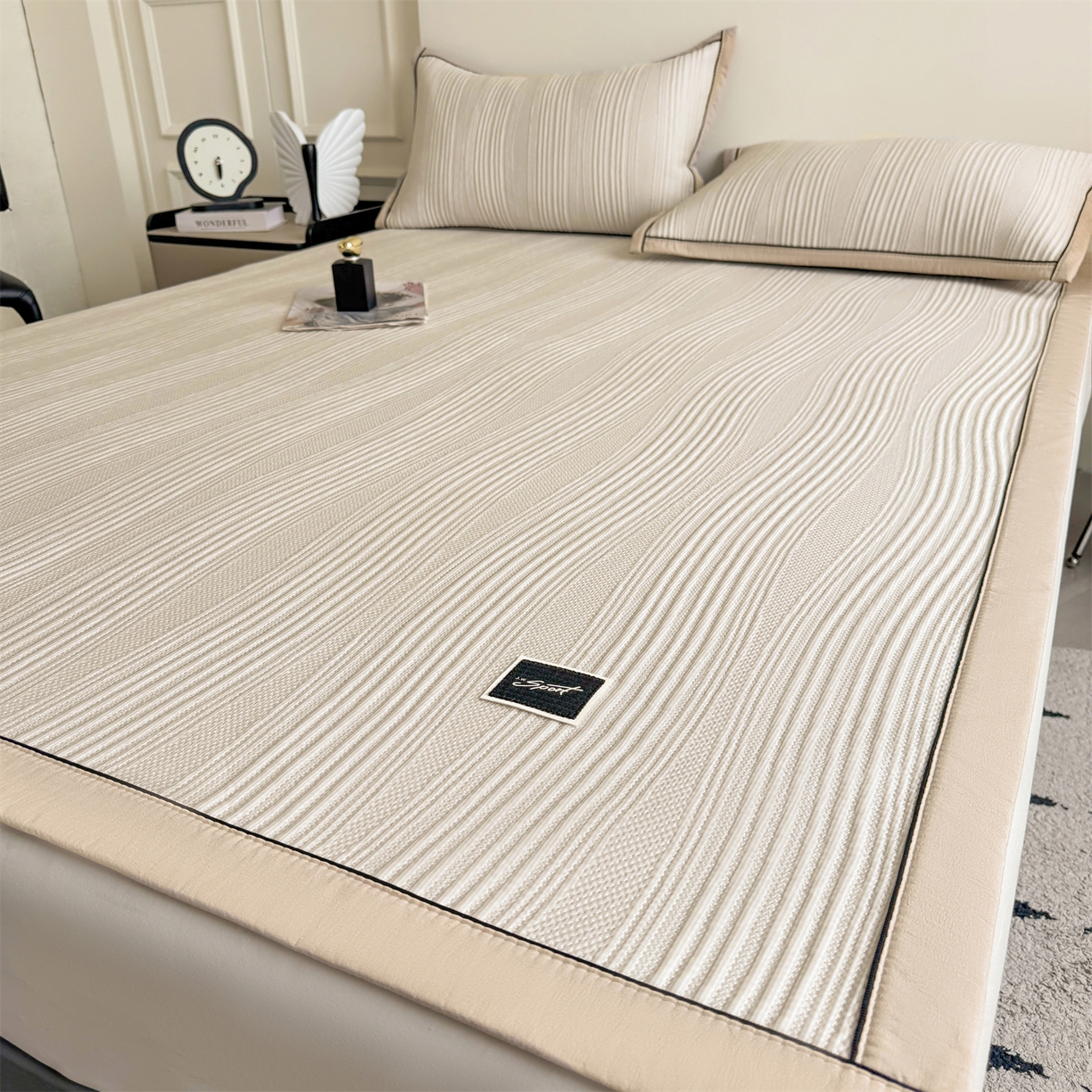 91家纺网 家纺一手货源 找家纺 耐思家纺 2026新款A类高克重三明治复合乙纶提花冰豆豆凉席床笠小蛮腰系列（提供买家秀） 小蛮腰-卡其床席款