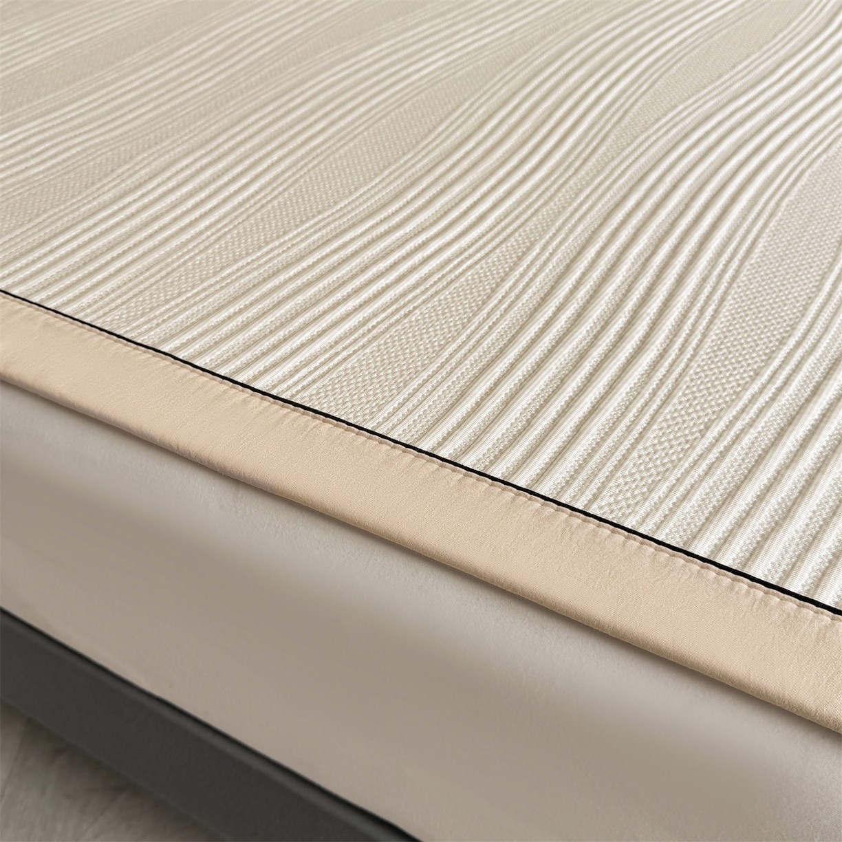 91家纺网 家纺一手货源 找家纺 耐思家纺 2026新款A类高克重三明治复合乙纶提花冰豆豆凉席床笠小蛮腰系列（提供买家秀） 小蛮腰-卡其床席款