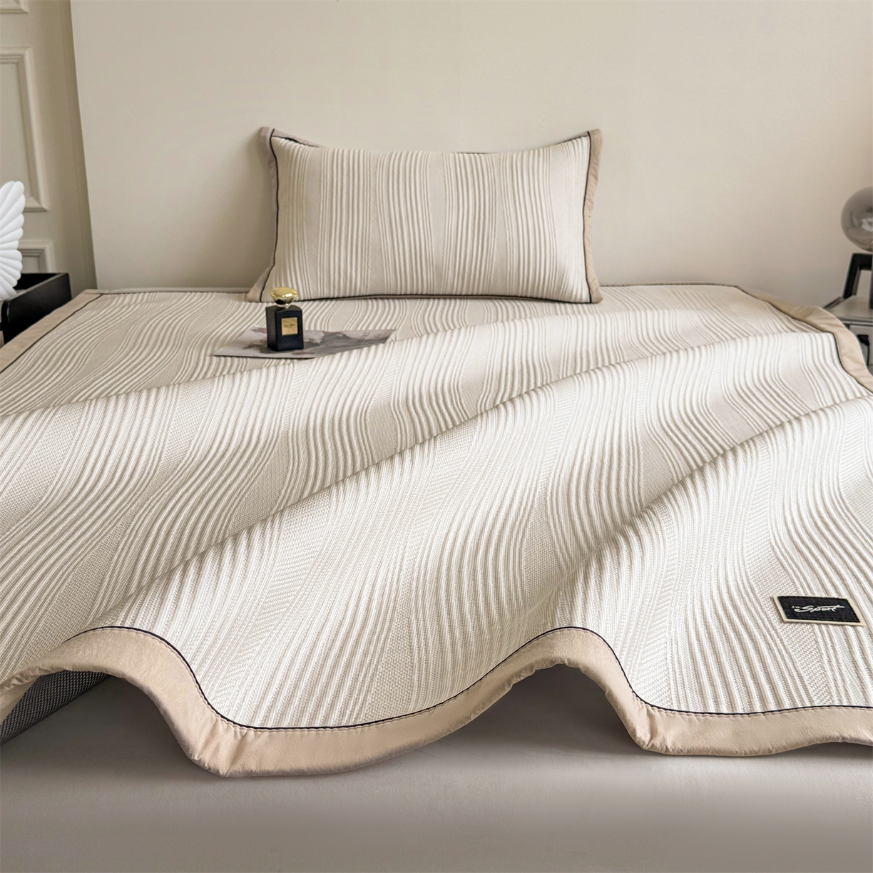 91家纺网 家纺一手货源 找家纺 耐思家纺 2026新款A类高克重三明治复合乙纶提花冰豆豆凉席床笠小蛮腰系列（提供买家秀） 小蛮腰-卡其床席款